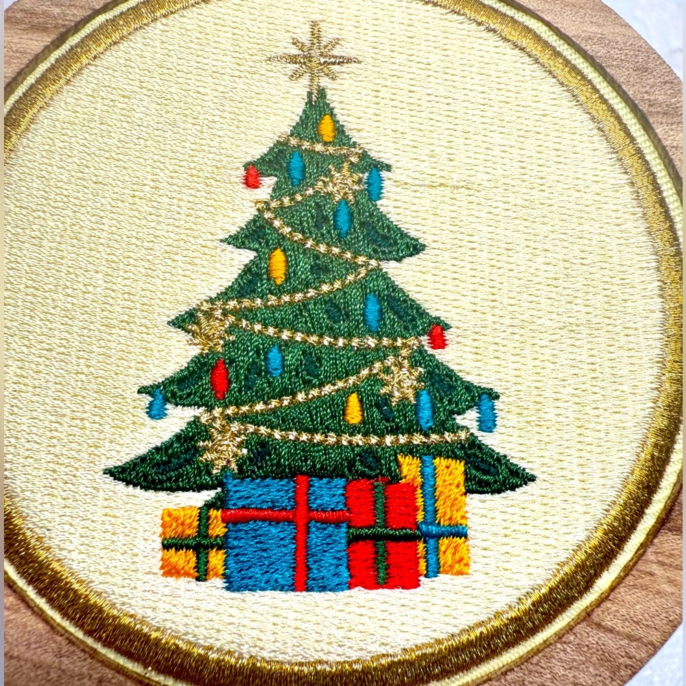 NWT!🎄 DW HOME Christmas Tree Candle 13.6 Oz. Needlework Decorative Lid - Picture 3 of 8